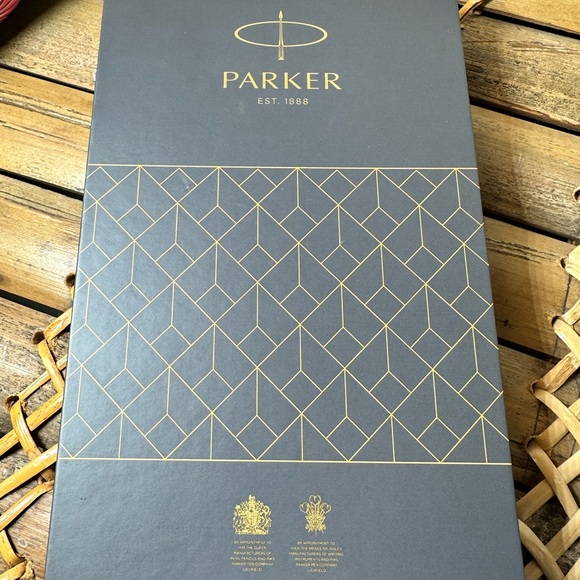 ✍️Parker Pen black and gold with box and case writes in black - Picture 3 of 12